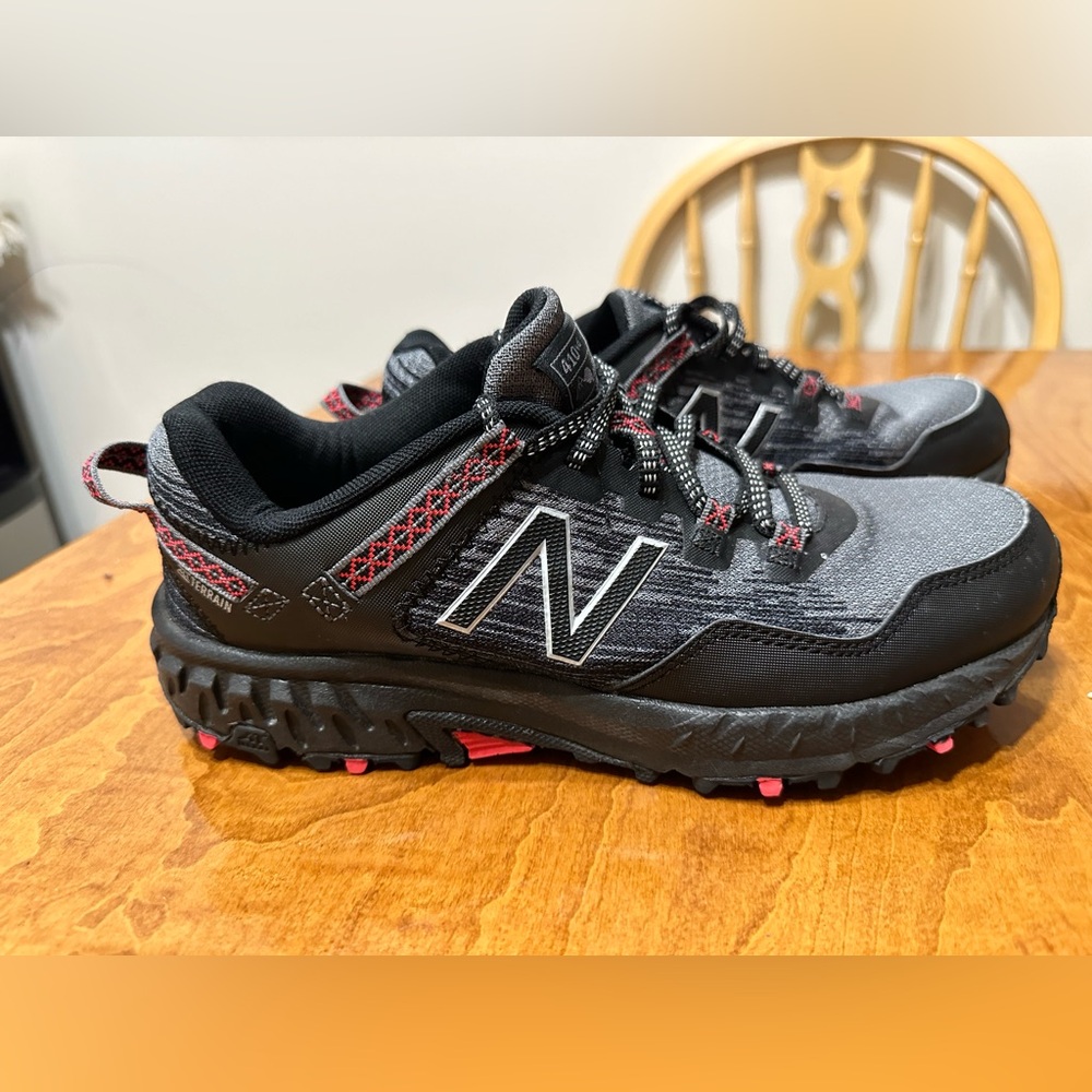 NEW BALANCE HIKING SHOES SIZE 7US